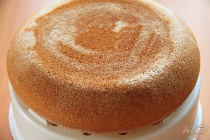 Фото приготовление рецепта: Бисквитный торт с заварным кремом на сгущенке шаг №6