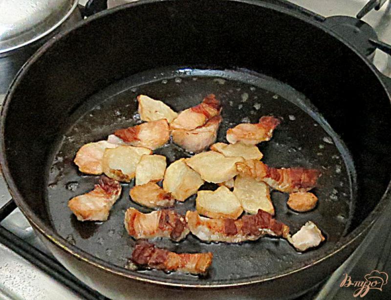 Фото приготовление рецепта: Картофель жареный на сале с яйцом шаг №4