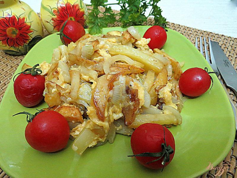 Фото приготовление рецепта: Картофель жареный на сале с яйцом шаг №8