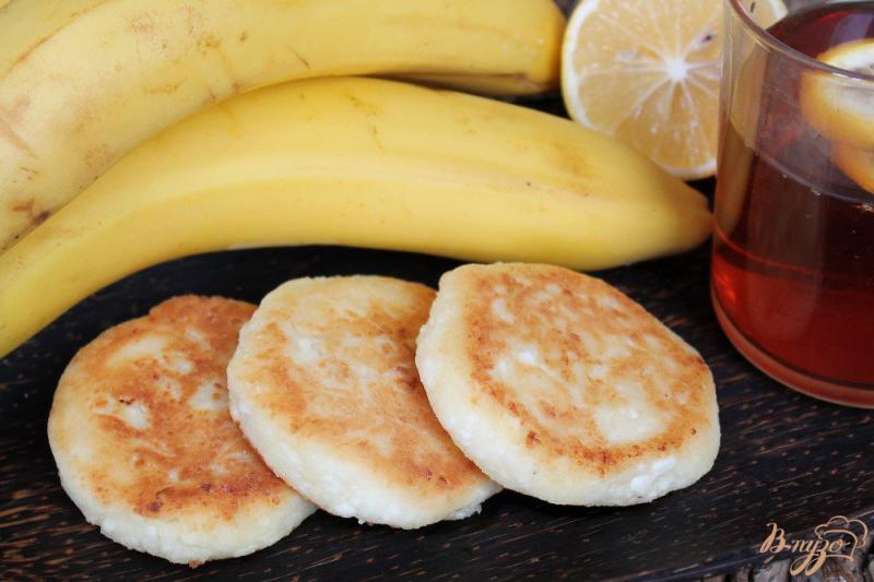 Фото приготовление рецепта: Сырники с бананом шаг №7