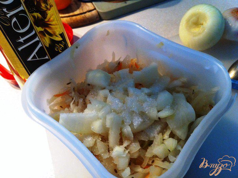 Фото приготовление рецепта: Простой салат из квашеной капусту шаг №3