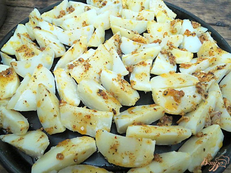 Фото приготовление рецепта: Картофель запеченный с колбасой и грибами шаг №7