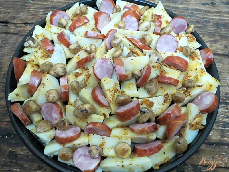 Фото приготовление рецепта: Картофель запеченный с колбасой и грибами шаг №8