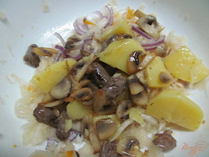 Фото приготовление рецепта: Салат из квашеной капусты с куриными сердечками шаг №4