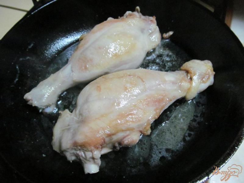 Фото приготовление рецепта: Куриные ножки с грибами и макаронами шаг №1