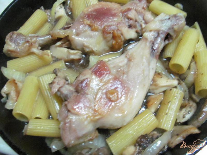 Фото приготовление рецепта: Куриные ножки с грибами и макаронами шаг №6