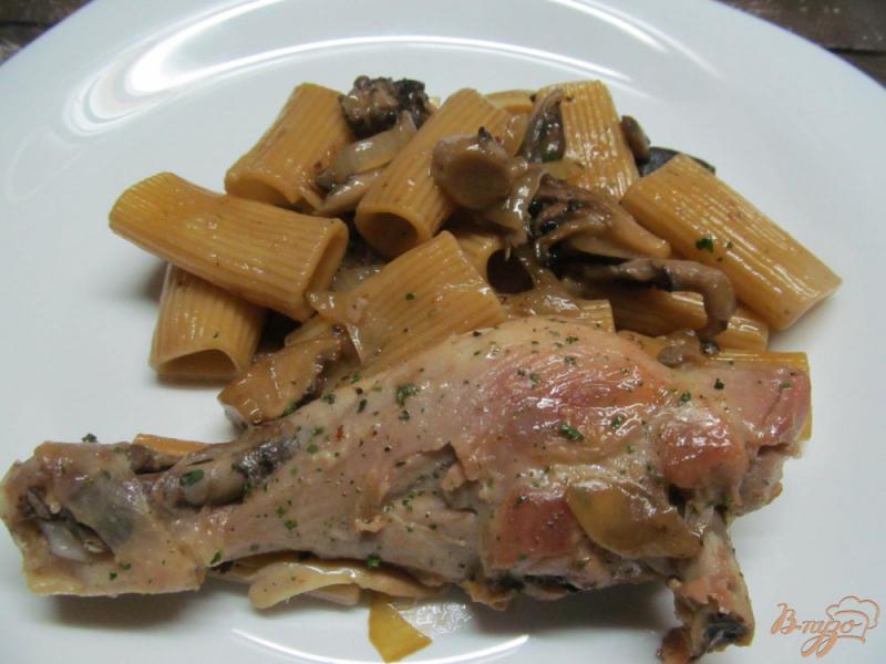 Фото приготовление рецепта: Куриные ножки с грибами и макаронами шаг №8