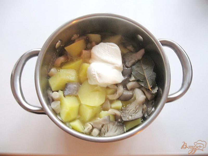 Фото приготовление рецепта: Жаркое с грибами и картофелем шаг №4