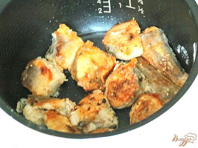 Фото приготовление рецепта: Хек в яично-сметанном  соусе в мультиварке шаг №7