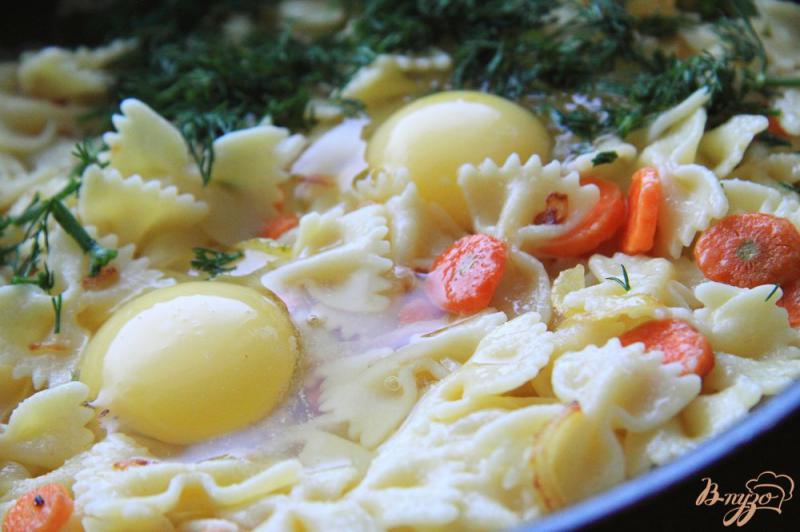 Фото приготовление рецепта: Макароны с овощами и яйцами на гарнир шаг №6