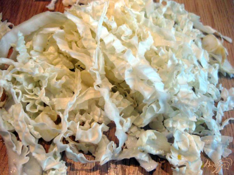 Фото приготовление рецепта: Итальянский салат с салями и салатом латук шаг №3