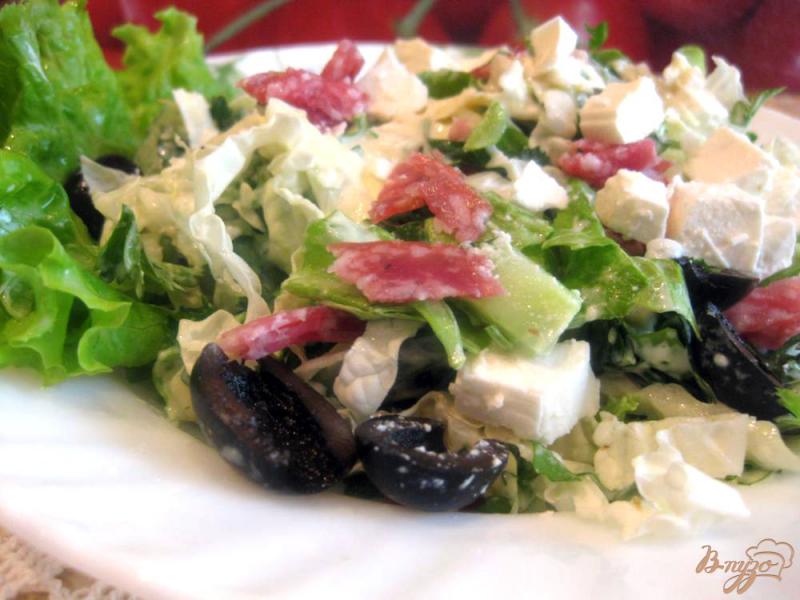 Фото приготовление рецепта: Итальянский салат с салями и салатом латук шаг №10