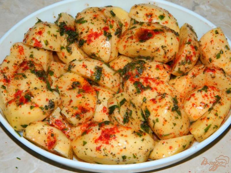 Фото приготовление рецепта: Запеченый картофель со специями шаг №4
