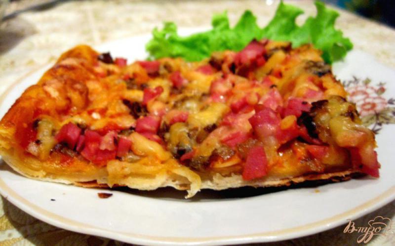 Фото приготовление рецепта: Пицца с грибами и колбасой на слоеном тесте шаг №7