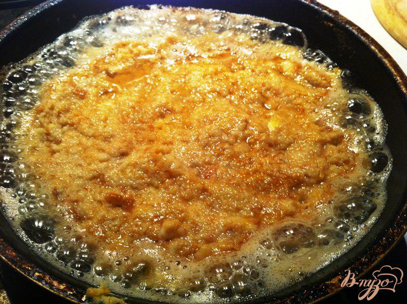 Фото приготовление рецепта: Запеканка-пирог с сосисками в сковроде шаг №2