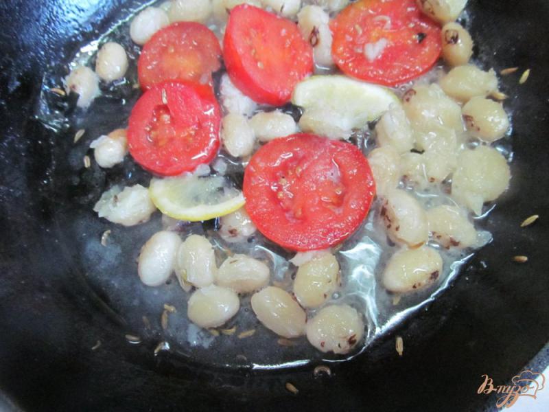 Фото приготовление рецепта: Яичница с фасолью и черри шаг №4