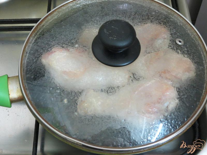Фото приготовление рецепта: Куриные голени тушёные шаг №4