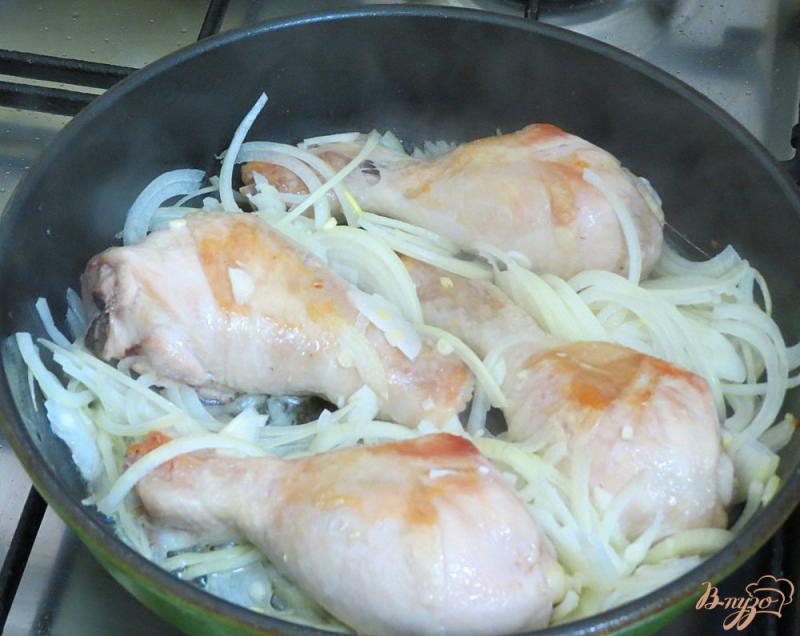 Фото приготовление рецепта: Куриные голени тушёные шаг №7