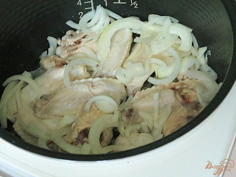 Фото приготовление рецепта: Куриные крылышки с шампиньонами в мультиварке шаг №3