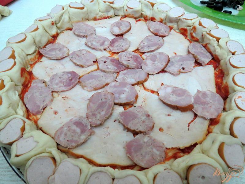 Фото приготовление рецепта: Пицца с сосисками, ветчиной и колбасой шаг №11