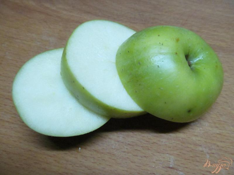 Фото приготовление рецепта: Десерт из яблока с сыром моцарелла шаг №1