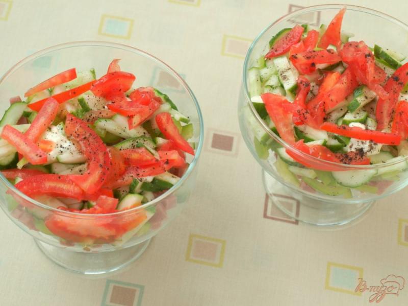 Фото приготовление рецепта: Салат с ветчиной, овощами и сыром шаг №3