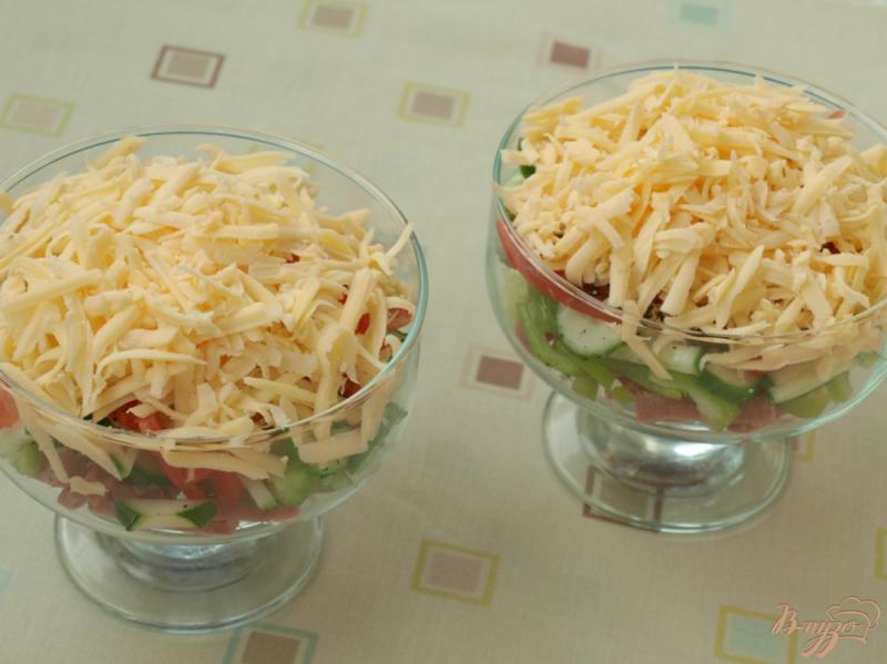 Фото приготовление рецепта: Салат с ветчиной, овощами и сыром шаг №4