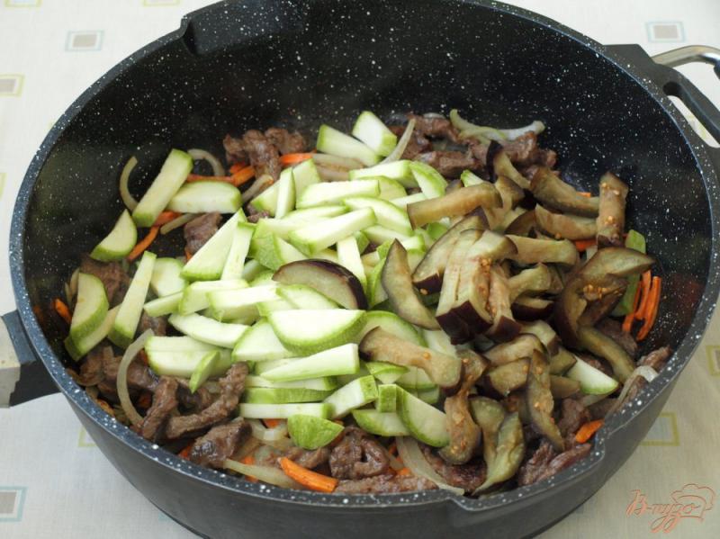 Фото приготовление рецепта: Говядина с овощами на сковороде шаг №6