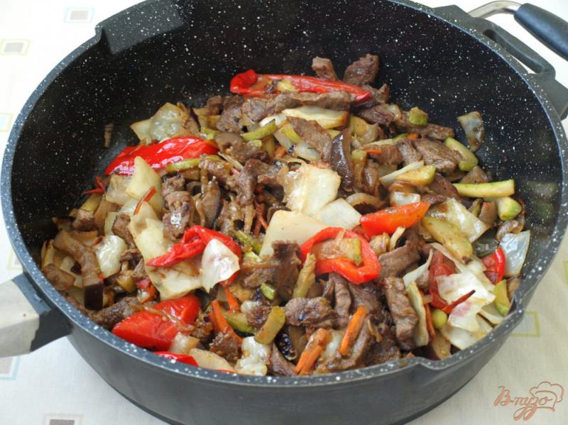 Фото приготовление рецепта: Говядина с овощами на сковороде шаг №8