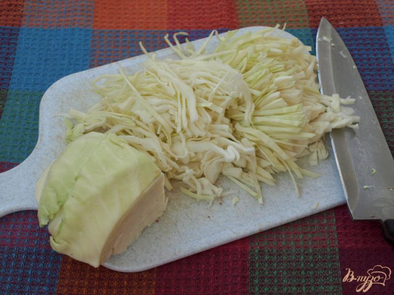 Фото приготовление рецепта: Салат из говядины с капустой, свеклой и горошком шаг №2
