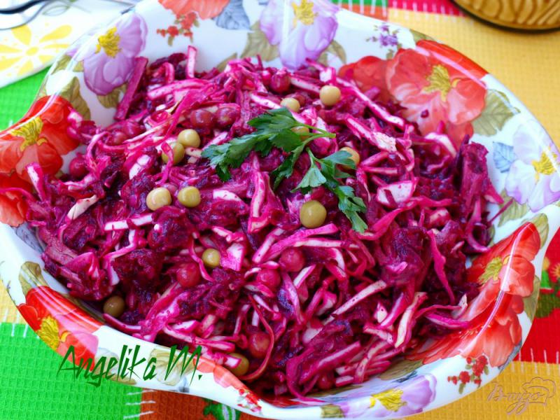 Фото приготовление рецепта: Салат из говядины с капустой, свеклой и горошком шаг №5