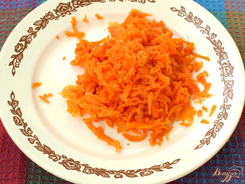 Фото приготовление рецепта: Салат с рисом, яйцами и сардинами шаг №2