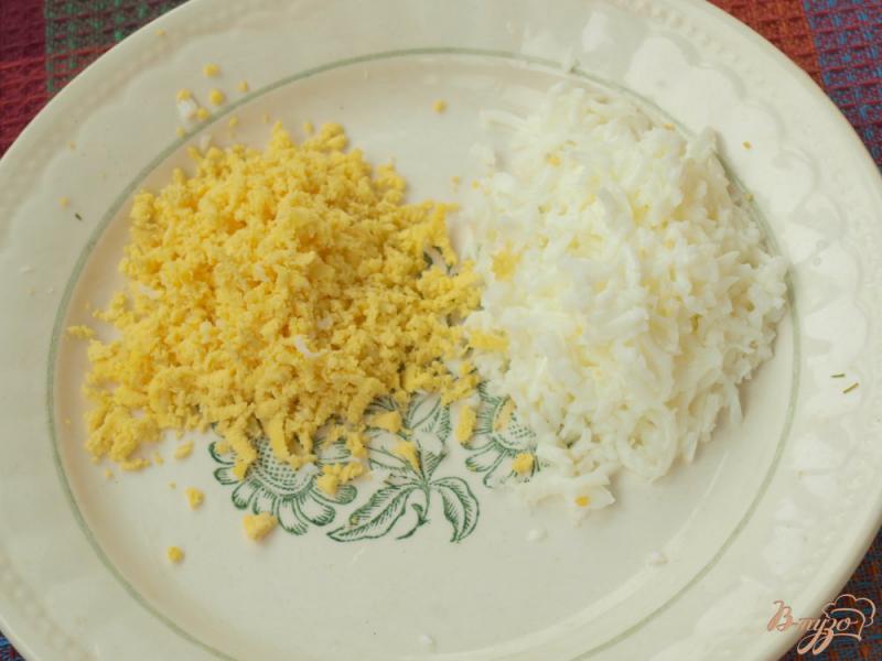 Фото приготовление рецепта: Салат с рисом, яйцами и сардинами шаг №4