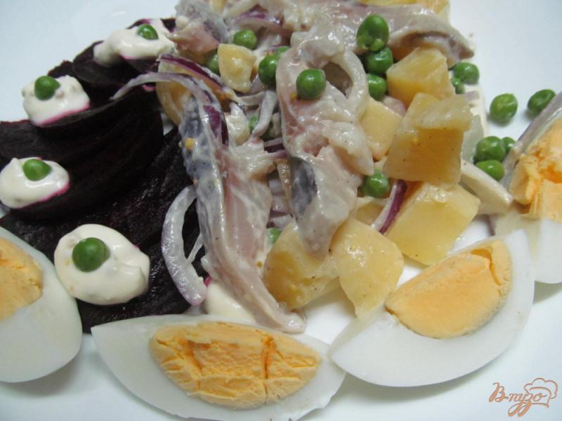 Фото приготовление рецепта: Салат из сельди с овощами шаг №6