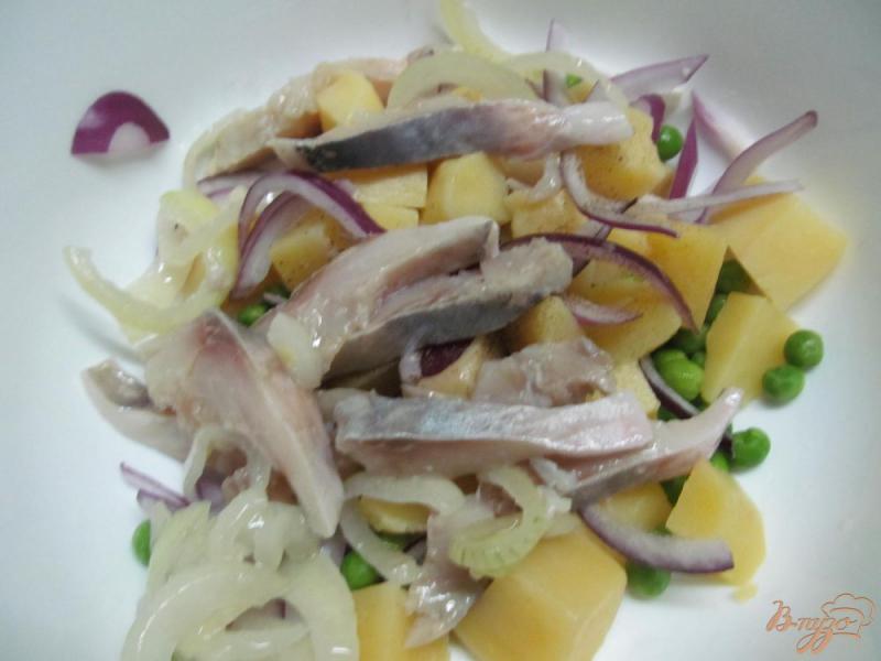 Фото приготовление рецепта: Салат из сельди с овощами шаг №5