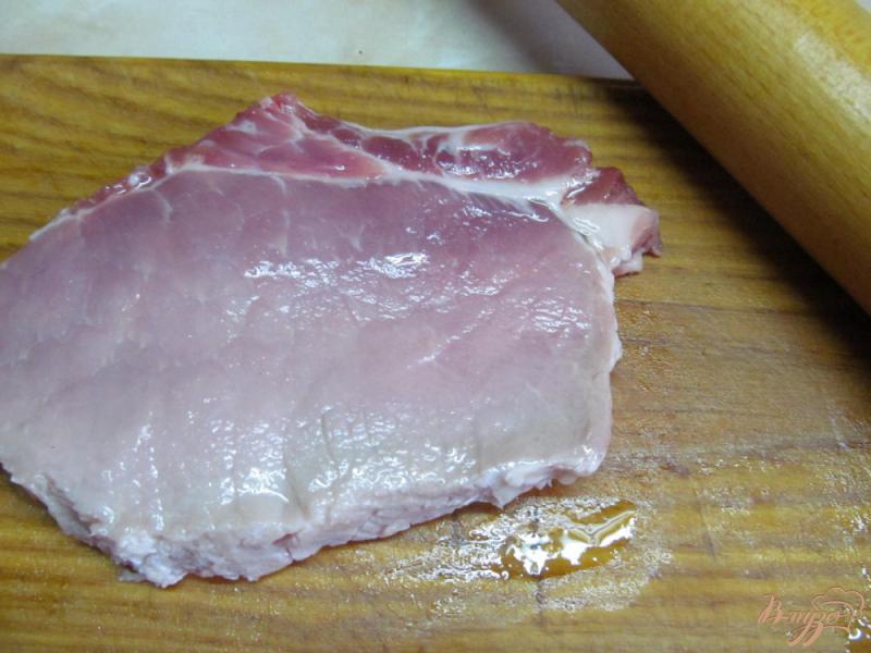 Фото приготовление рецепта: Свиные отбивные со сливочно-горчиным соусом шаг №1