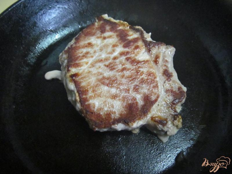 Фото приготовление рецепта: Свиные отбивные со сливочно-горчиным соусом шаг №2