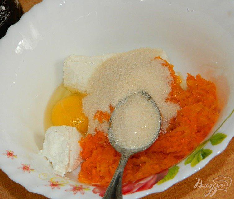 Фото приготовление рецепта: Оранжевые сырники с апельсиновым соусом шаг №2