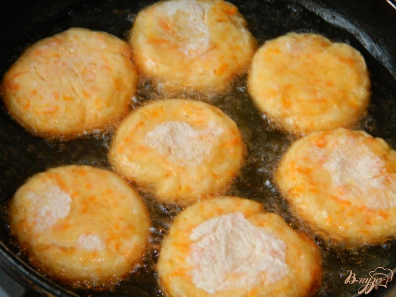Фото приготовление рецепта: Оранжевые сырники с апельсиновым соусом шаг №6