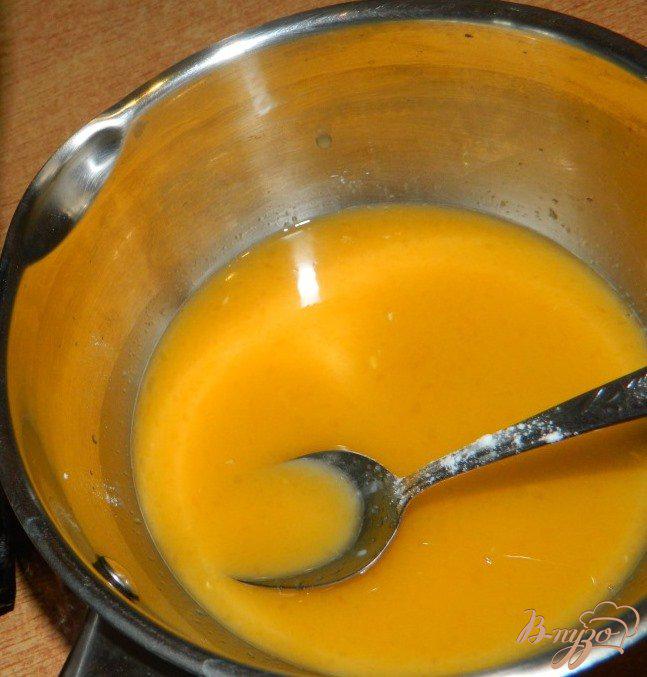 Фото приготовление рецепта: Оранжевые сырники с апельсиновым соусом шаг №7