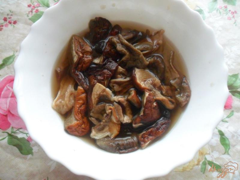 Фото приготовление рецепта: Суп с фасолью и грибами шаг №2