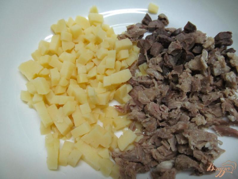 Фото приготовление рецепта: Салат с мясом и куриными сердечками шаг №3