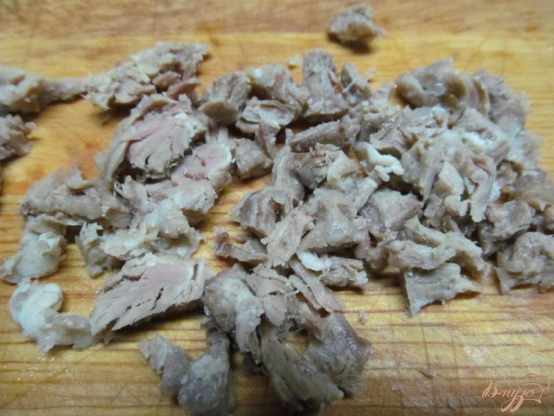 Фото приготовление рецепта: Салат с мясом и куриными сердечками шаг №2