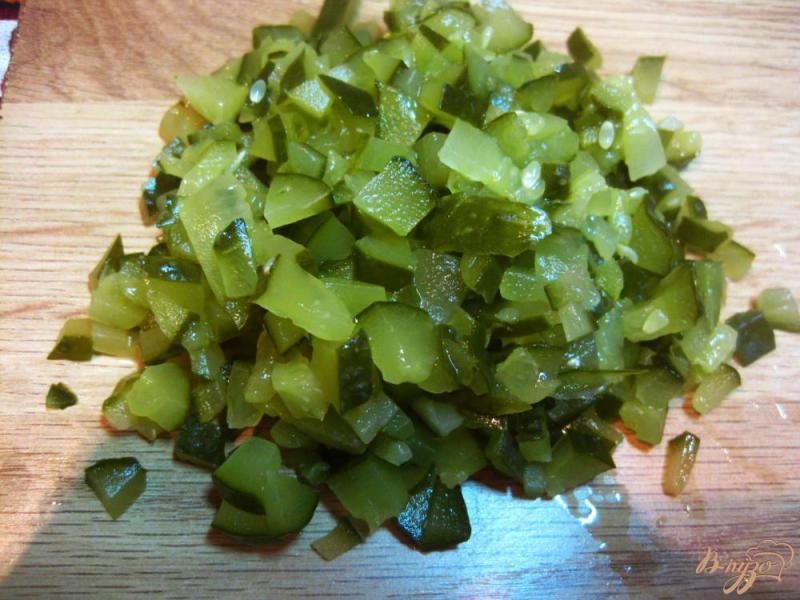 Фото приготовление рецепта: Зимний салат с квашеной капустой шаг №2