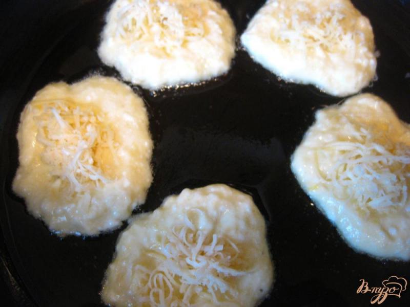 Фото приготовление рецепта: Сырники с твердым сыром шаг №5