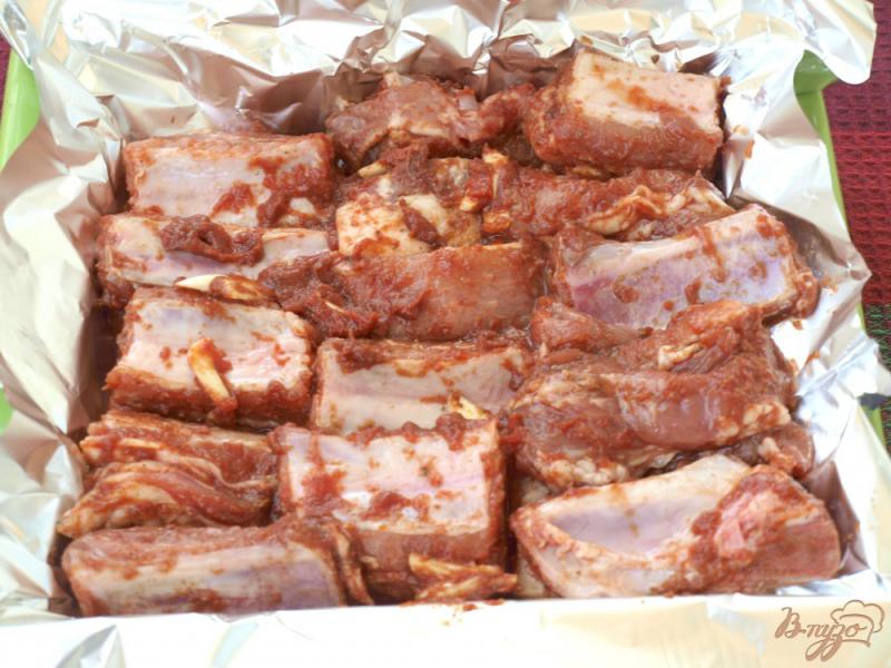 Фото приготовление рецепта: Свиные рёбрышки в духовке шаг №4