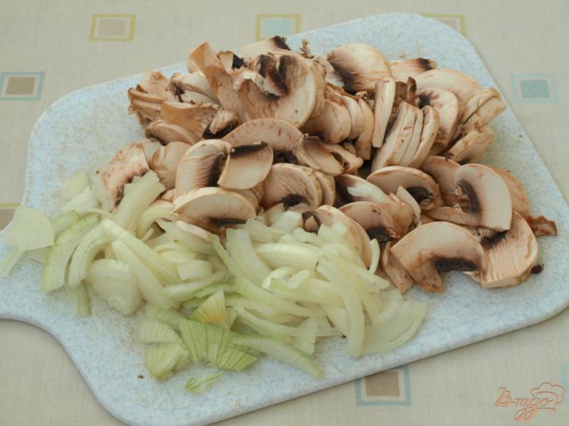 Фото приготовление рецепта: Индюшиное филе в сковороде с грибами и сыром шаг №1