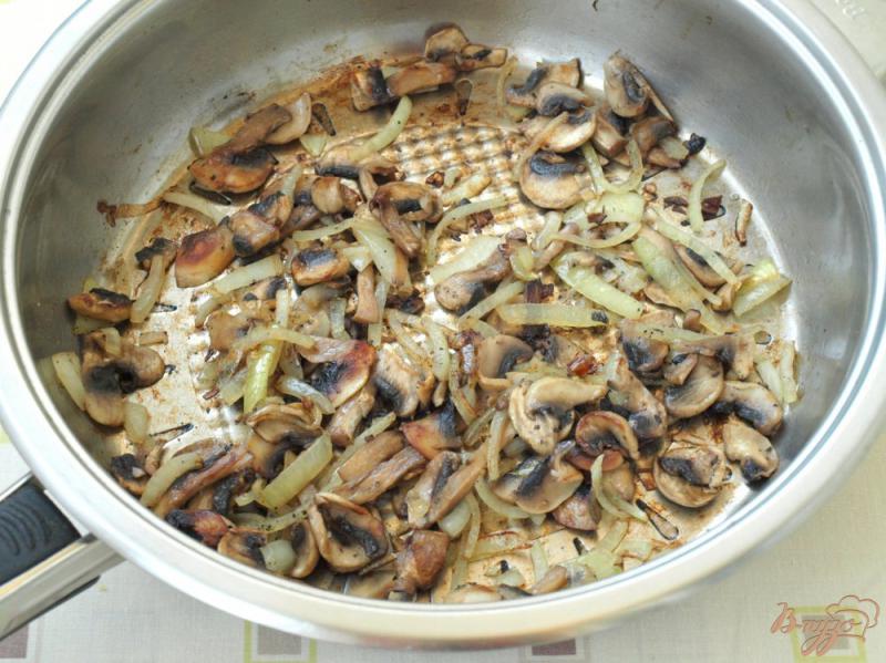 Фото приготовление рецепта: Индюшиное филе в сковороде с грибами и сыром шаг №2
