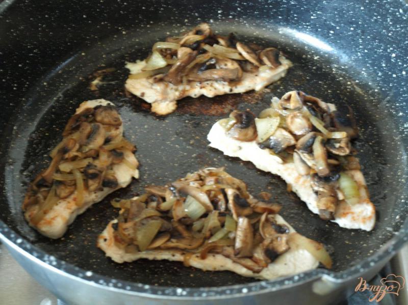 Фото приготовление рецепта: Индюшиное филе в сковороде с грибами и сыром шаг №4