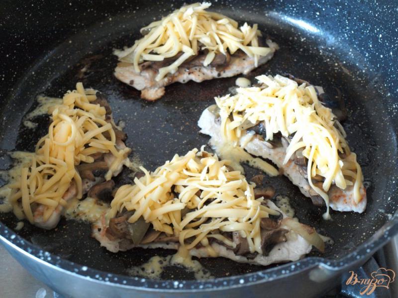 Фото приготовление рецепта: Индюшиное филе в сковороде с грибами и сыром шаг №5
